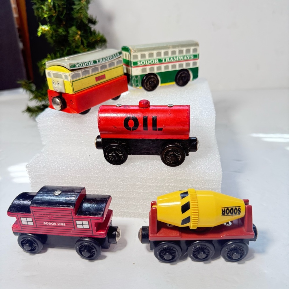 5 Vtg Thomas & Friends Sodor Line Oil, Cement, Caboose 
Flora & Tram Train Cars
